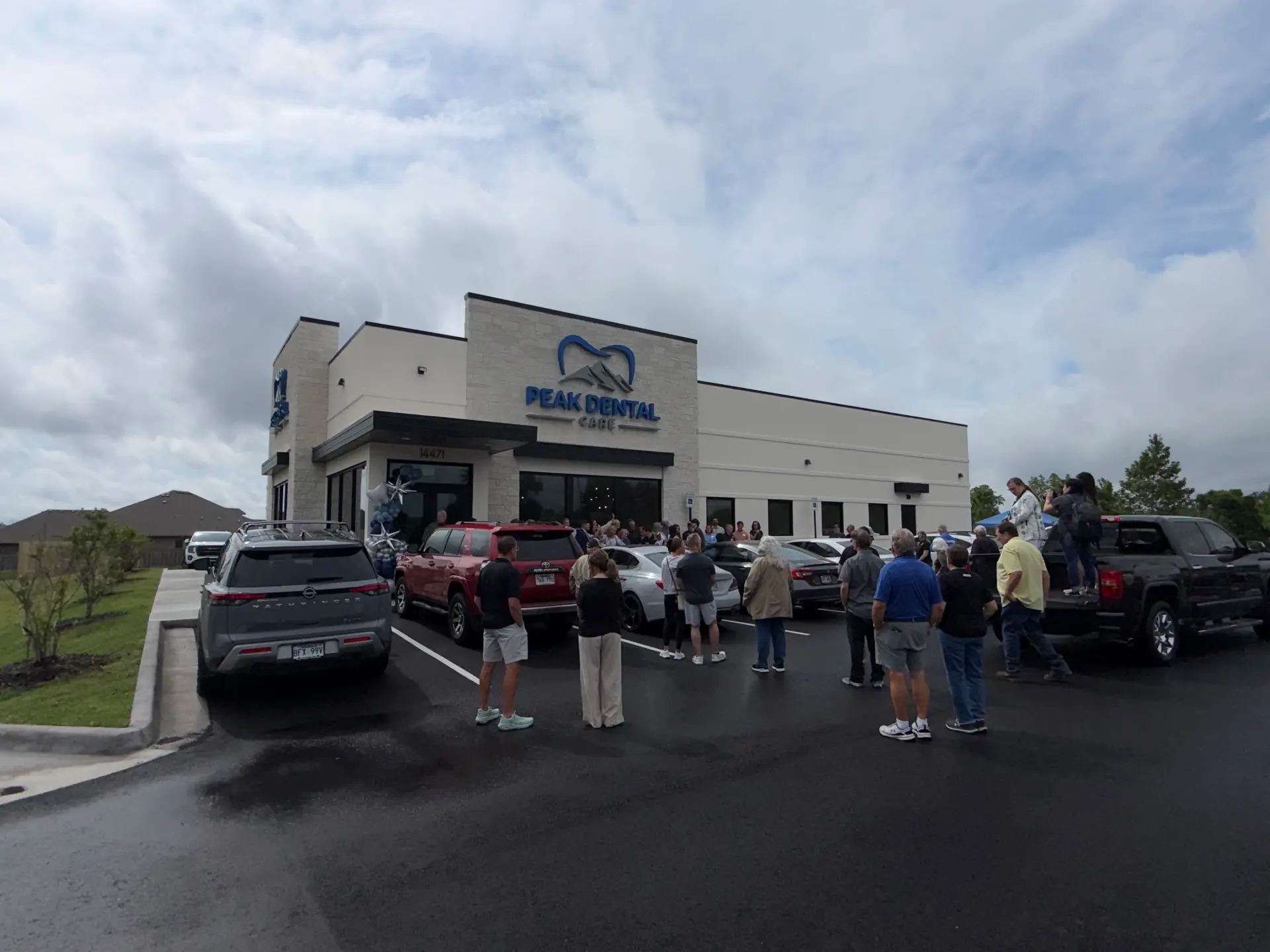 Guests gathered outside Peak Dental Care in Pea Ridge, Arkansas on opening day